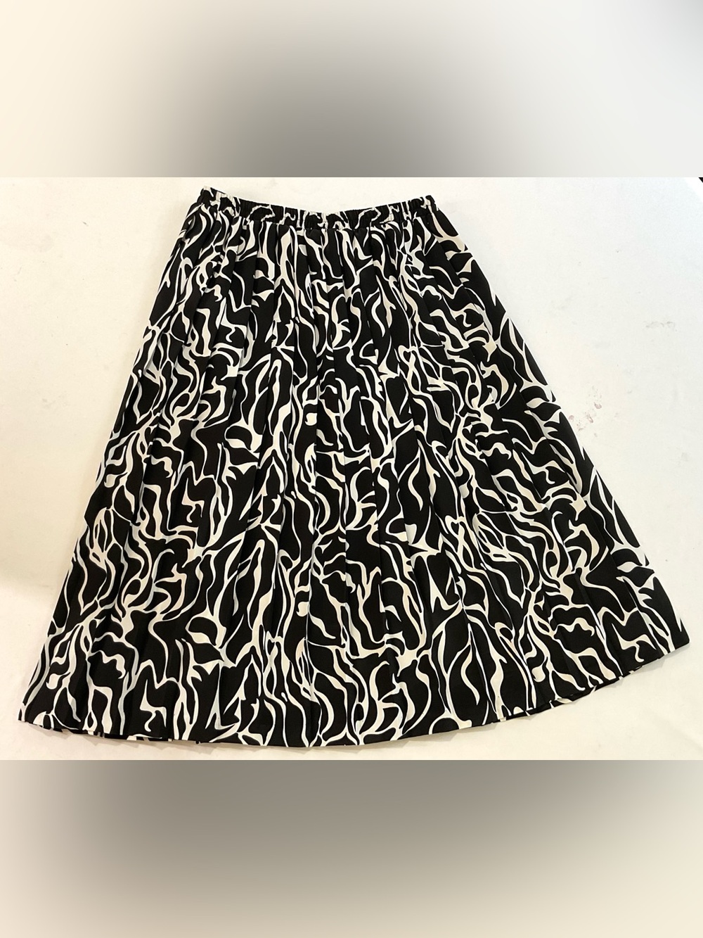 Leslie Faye, Petite, black, white, softly pleated abstract, pattern skirt size M